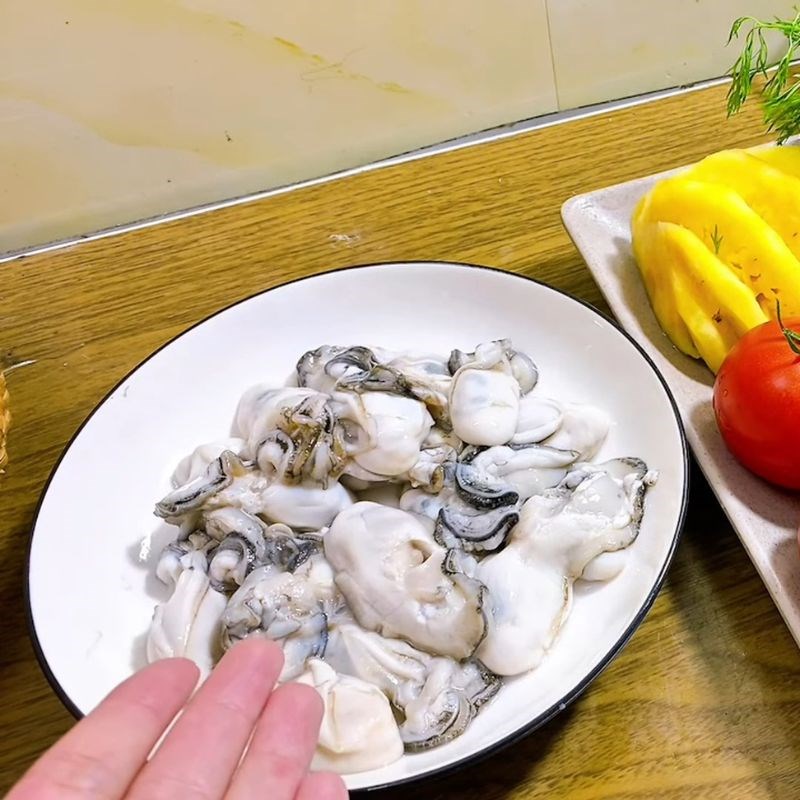 Bước 1 Sơ chế nguyên liệu tươi ngon Nấu canh hàu cà chua