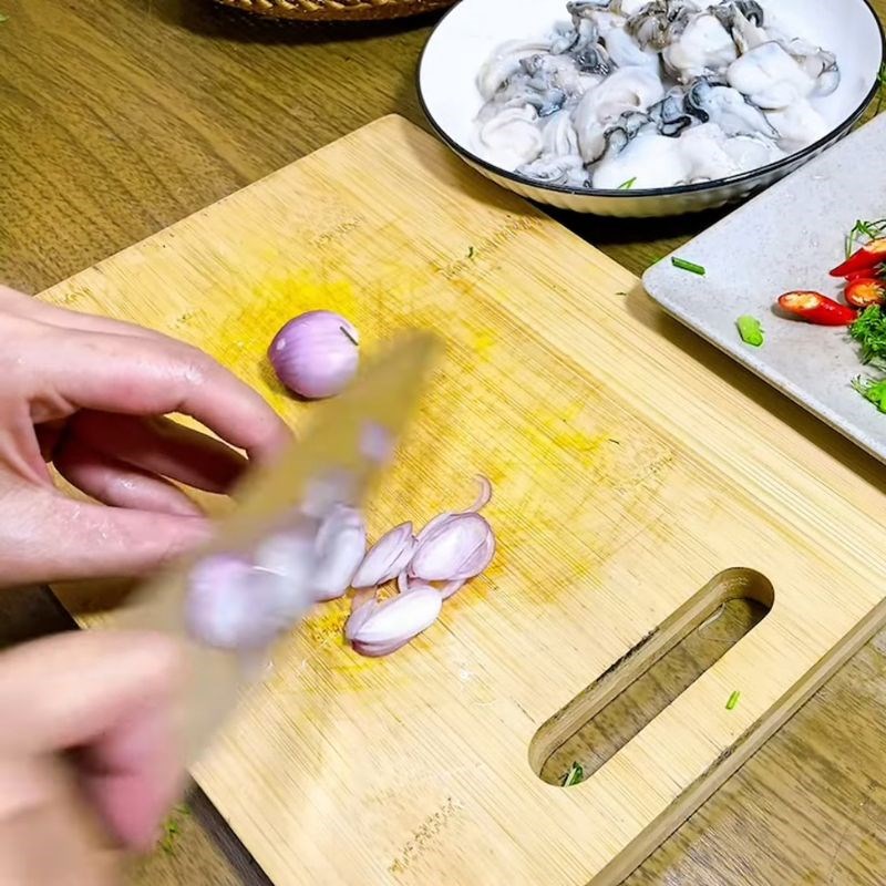 Bước 1 Sơ chế nguyên liệu tươi ngon Nấu canh hàu cà chua