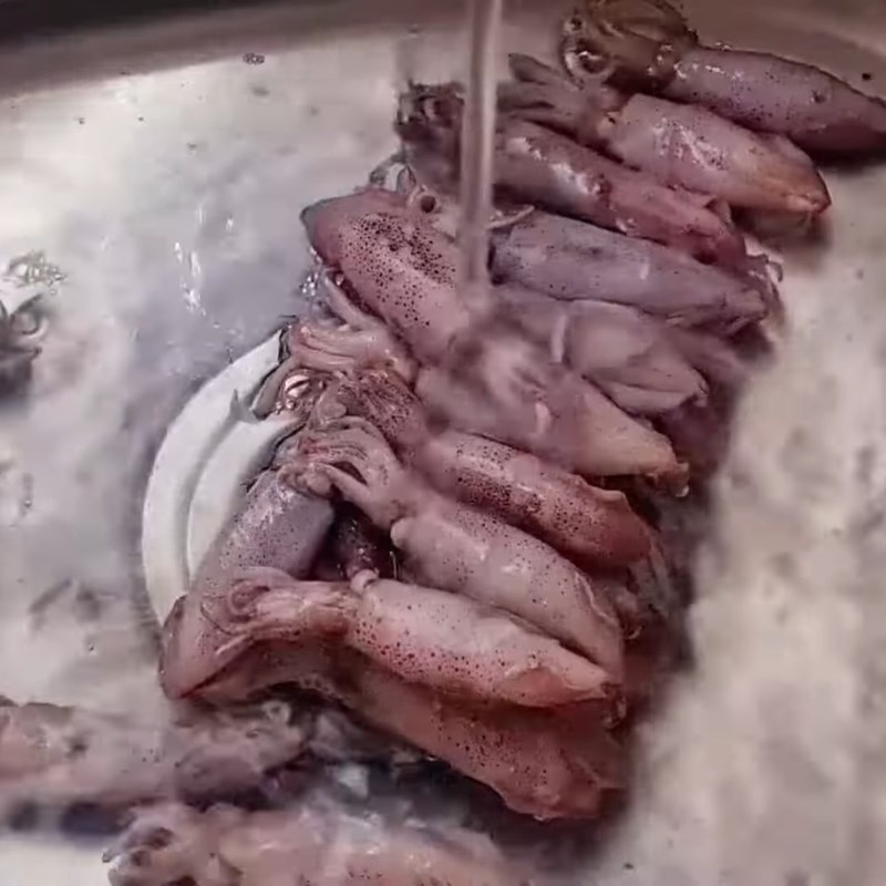 Bước 1 Sơ chế nguyên liệu Mực cơm chiên mắm