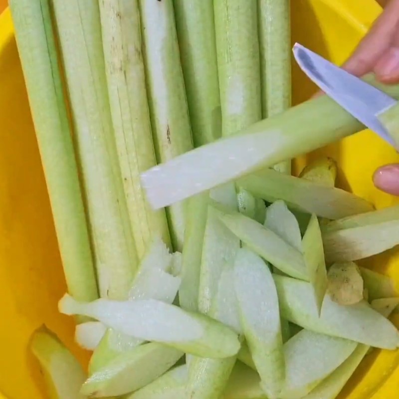 Bước 2 Sơ chế rau củ nấu canh chua Cá đối nấu canh chua