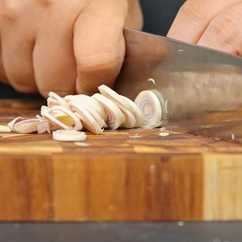 Bước 1 Sơ chế sườn non và nguyên liệu Sườn muối sả chiên