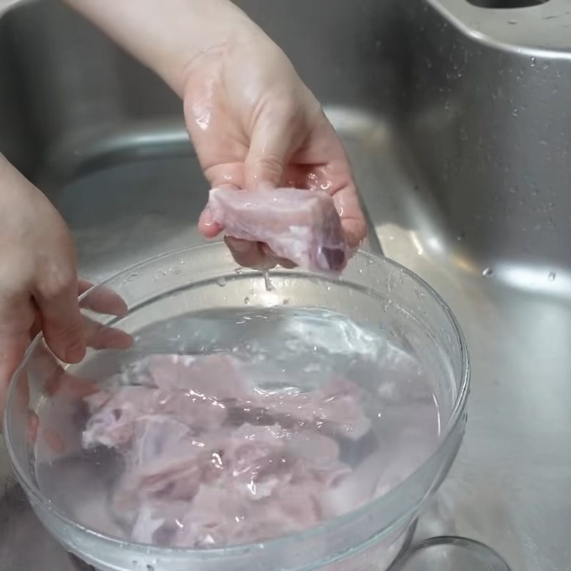 Bước 1 Sơ chế sườn và chuẩn bị nguyên liệu Sườn xào chua ngọt người Hoa