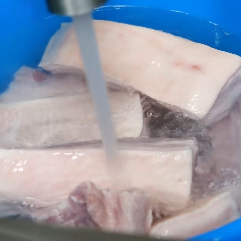 Bước 1 Sơ chế thịt ba chỉ Thịt ngâm mắm miền Trung