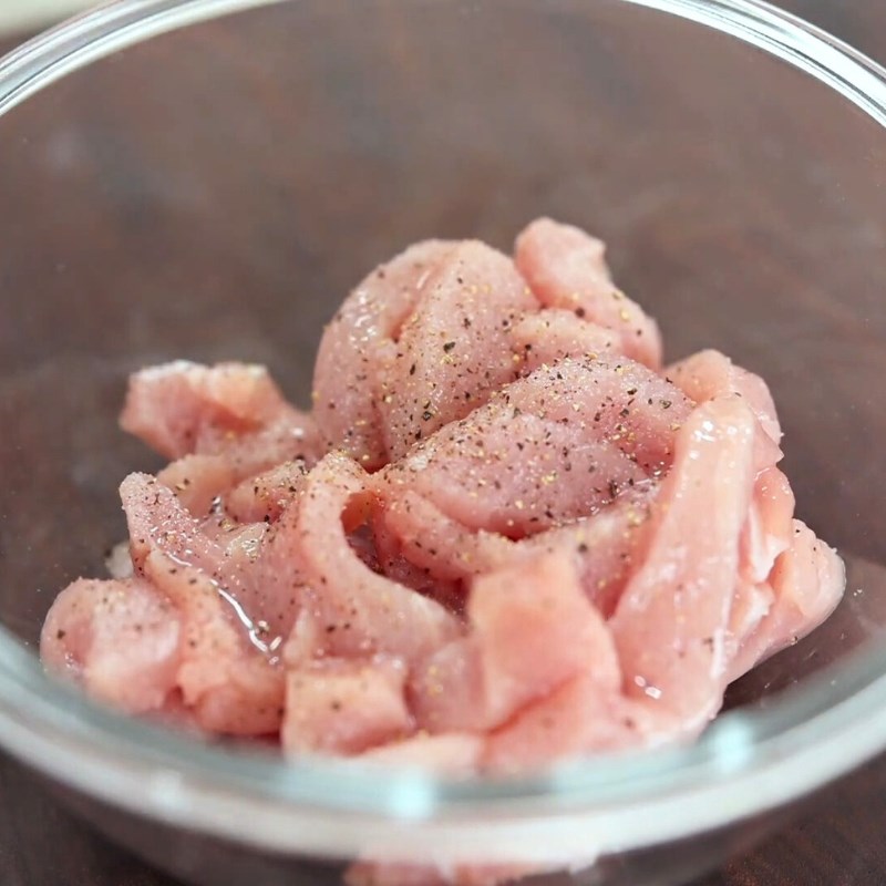 Bước 2 Sơ chế thịt heo và rau củ Thịt heo chiên giòn sốt chua ngọt Hàn Quốc