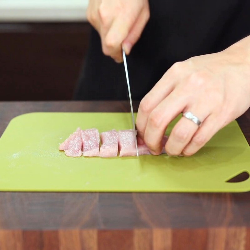 Bước 2 Sơ chế thịt heo và rau củ Thịt heo chiên giòn sốt chua ngọt Hàn Quốc