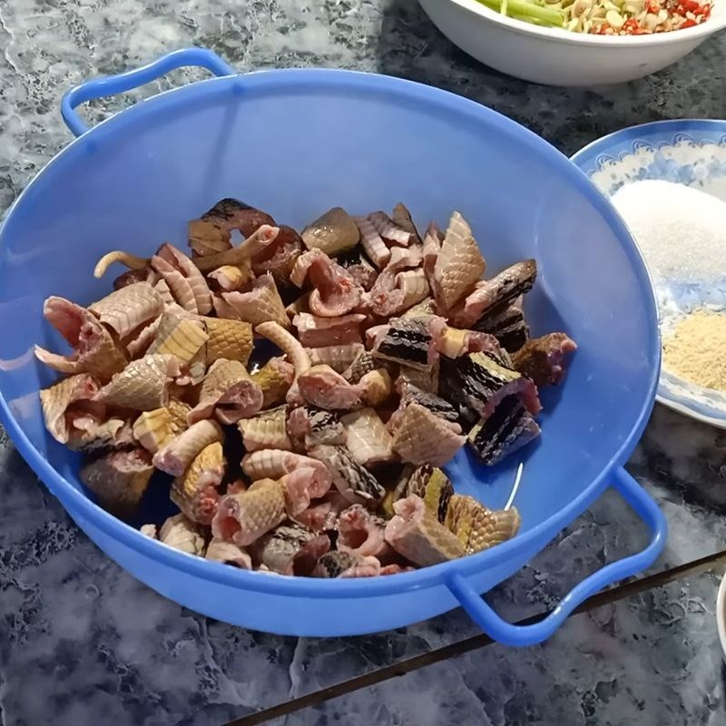 Bước 1 Sơ chế thịt rắn và các nguyên liệu khác Rắn xào sả ớt