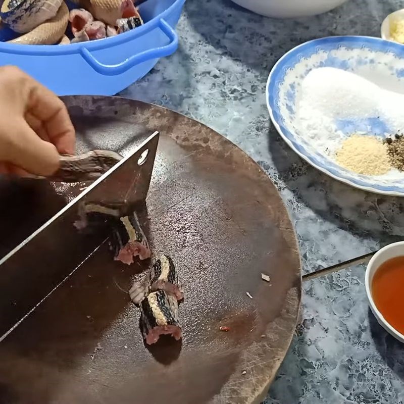 Bước 1 Sơ chế thịt rắn và các nguyên liệu khác Rắn xào sả ớt