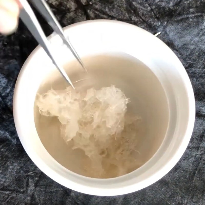 Bước 1 Sơ chế tổ yến Yến chưng saffron