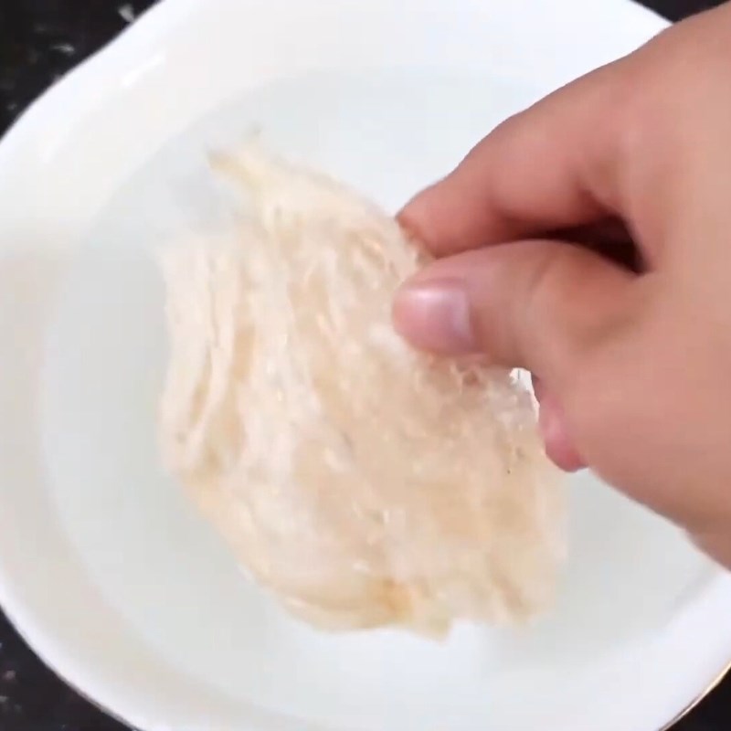 Bước 1 Sơ chế tổ yến Yến chưng saffron