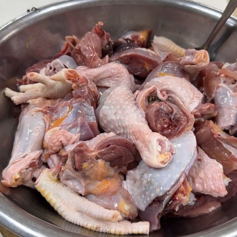 Bước 1 Sơ chế và chặt gà nòi Gà nòi hầm sả
