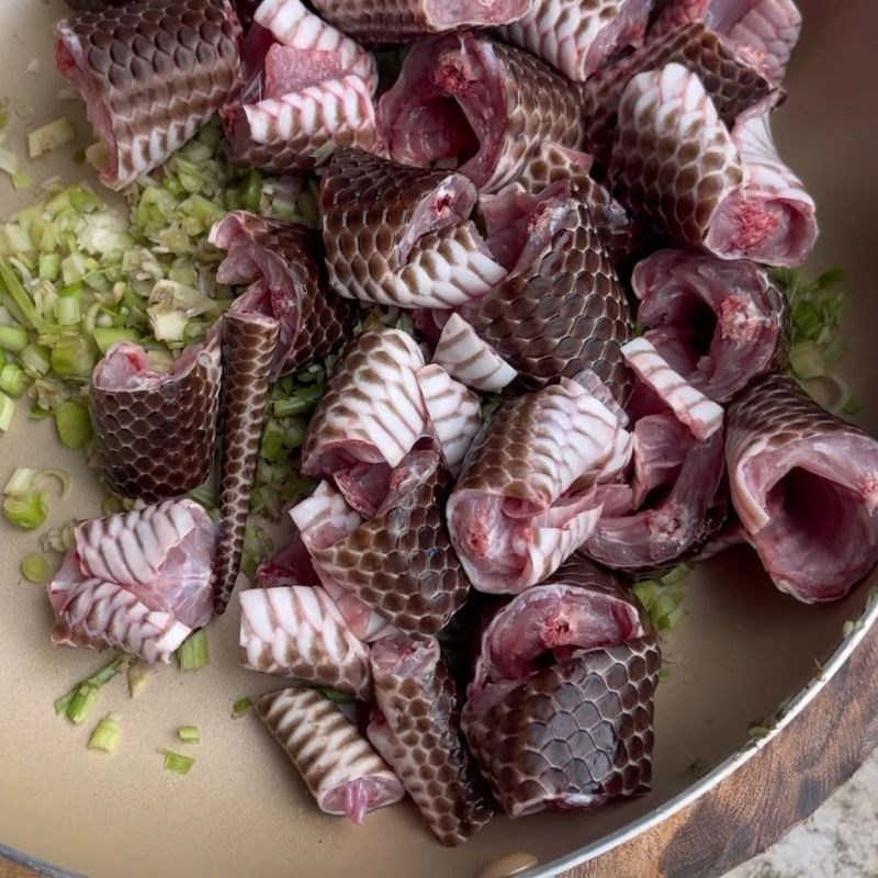 Bước 1 Sơ chế và làm sạch thịt rắn hổ hành Rắn xào lăn