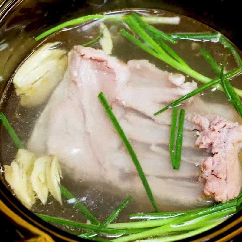 Bước 1 Sơ chế và luộc thịt ba chỉ Thịt quay giòn bì bằng chảo