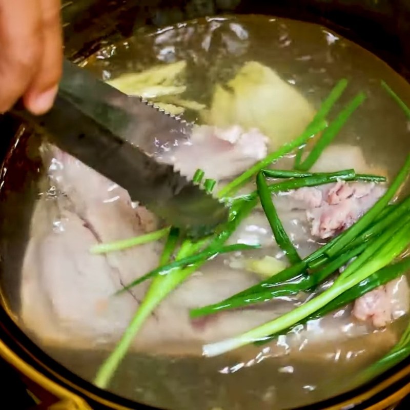 Bước 1 Sơ chế và luộc thịt ba chỉ Thịt quay giòn bì bằng chảo