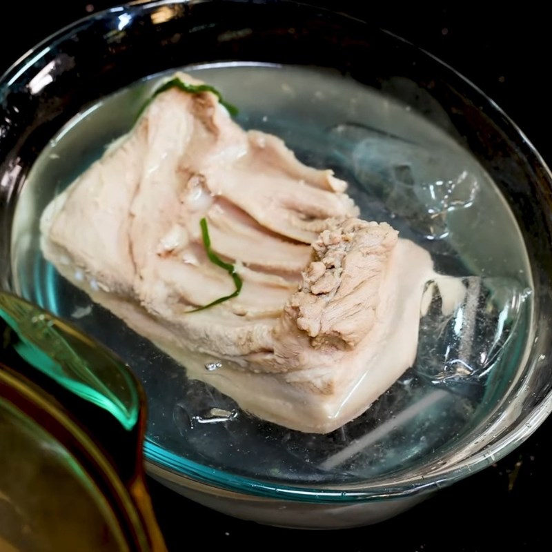 Bước 1 Sơ chế và luộc thịt ba chỉ Thịt quay giòn bì bằng chảo