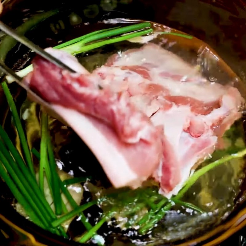 Bước 1 Sơ chế và luộc thịt ba chỉ Thịt quay giòn bì bằng chảo