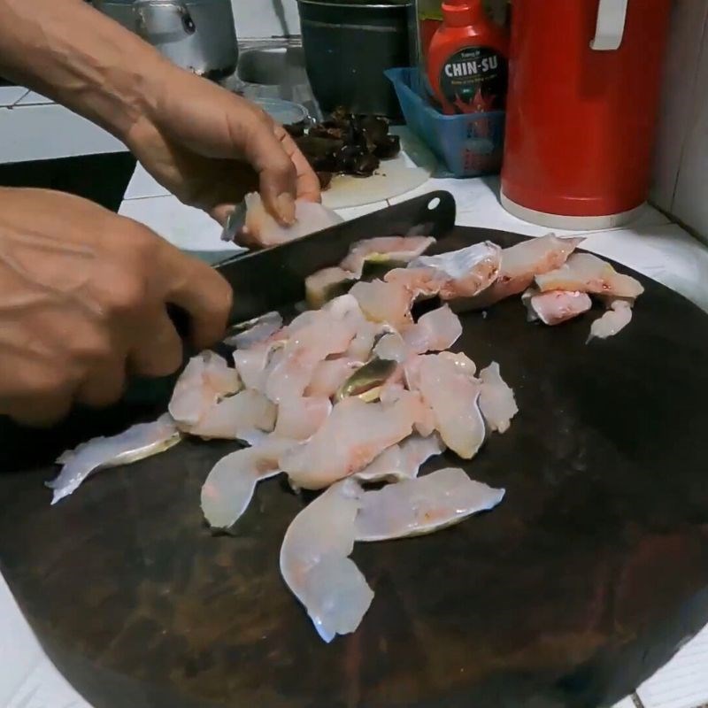 Bước 1 Sơ chế và ướp cá lăng Cá lăng xào