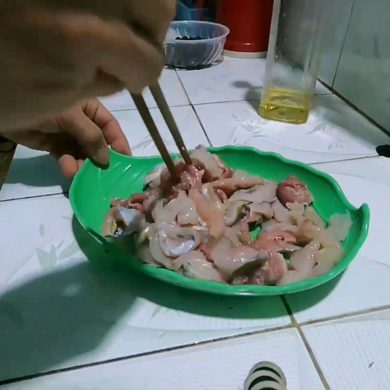 Bước 1 Sơ chế và ướp cá lăng Cá lăng xào