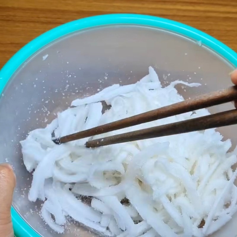 Bước 1 Sơ chế và ướp cơm dừa non Bánh ít bột năng