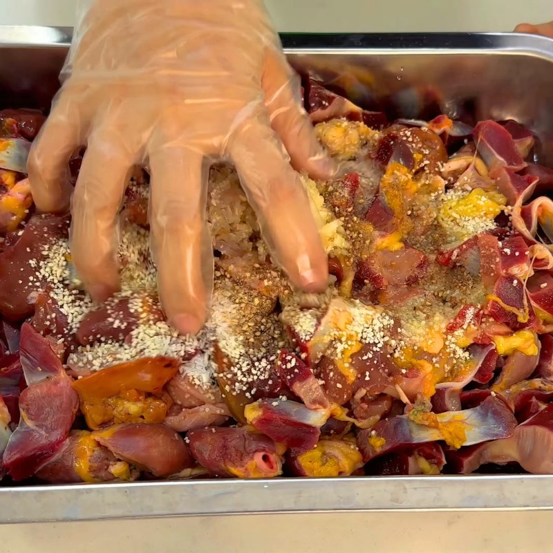 Bước 1 Sơ chế và ướp lòng gà Mì quảng trộn