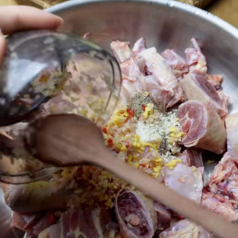 Bước 1 Sơ chế và ướp thịt gà chuẩn vị Gà om sấu