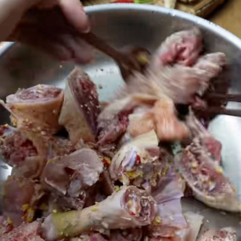 Bước 1 Sơ chế và ướp thịt gà chuẩn vị Gà om sấu