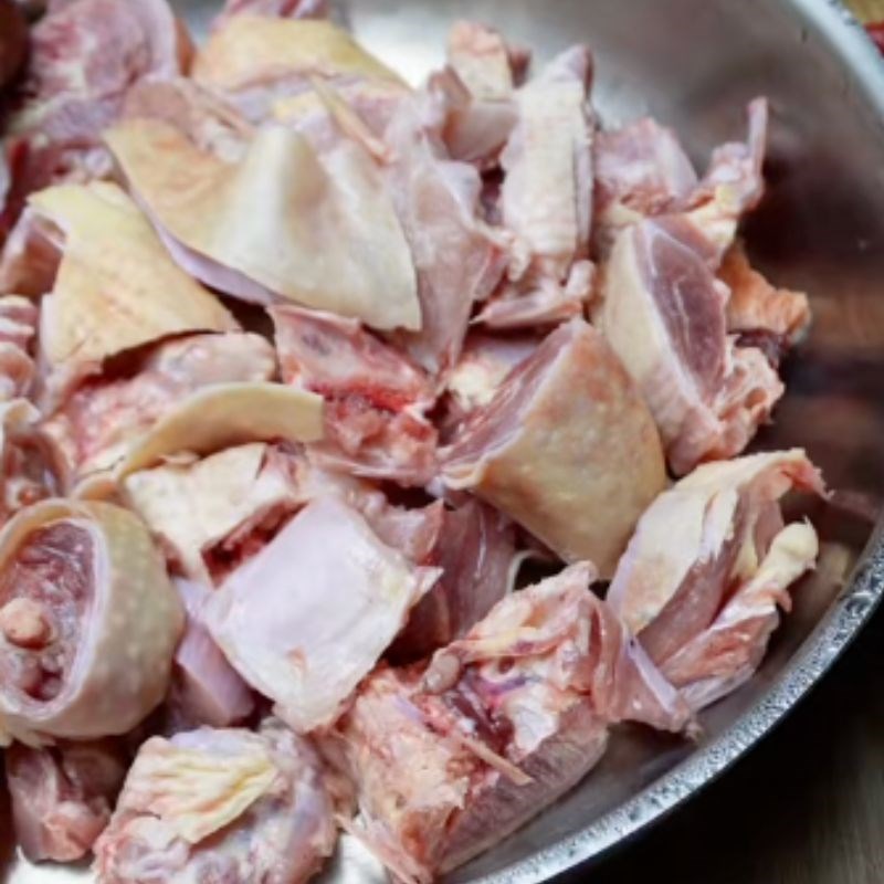Bước 1 Sơ chế và ướp thịt gà chuẩn vị Gà om sấu