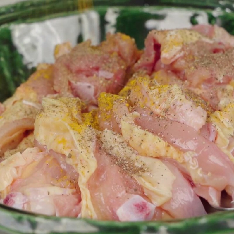 Bước 1 Sơ chế và ướp thịt gà đậm đà Gà xào sả ớt miền Bắc