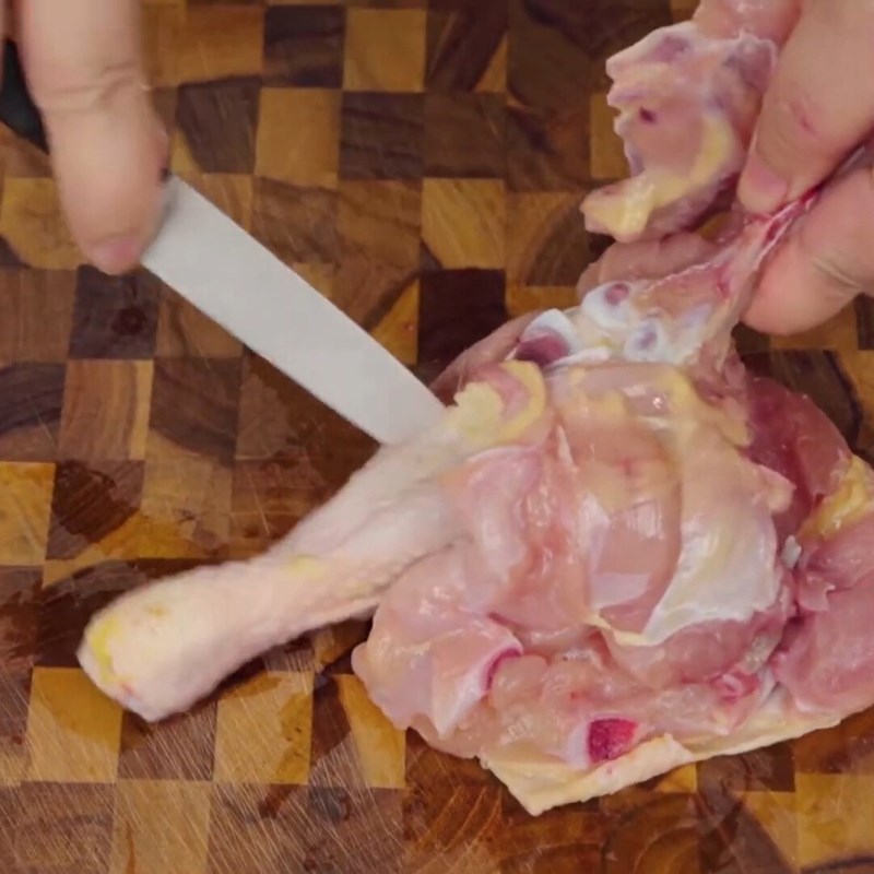 Bước 1 Sơ chế và ướp thịt gà đậm đà Gà xào sả ớt miền Bắc