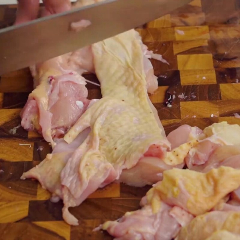 Bước 1 Sơ chế và ướp thịt gà đậm đà Gà xào sả ớt miền Bắc