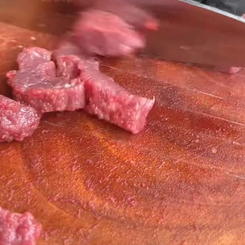 Bước 1 Sơ chế và ướp thịt trâu tươi Trâu cháy tỏi