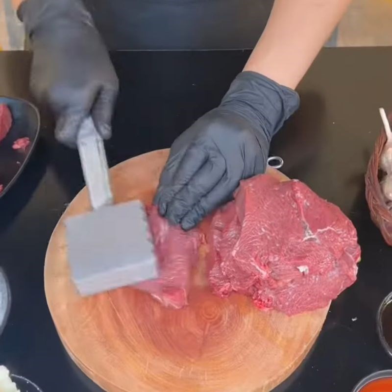 Bước 1 Sơ chế và ướp thịt trâu tươi Trâu cháy tỏi