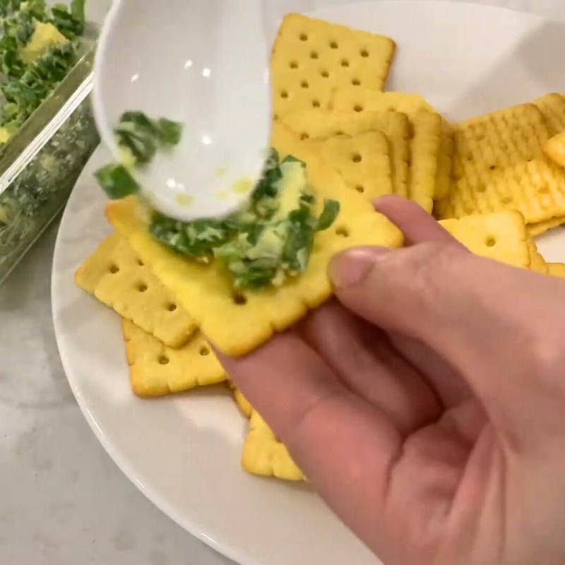 Bước 1 Sơ chế vỏ bánh quy hành lá Bánh hành phô mai