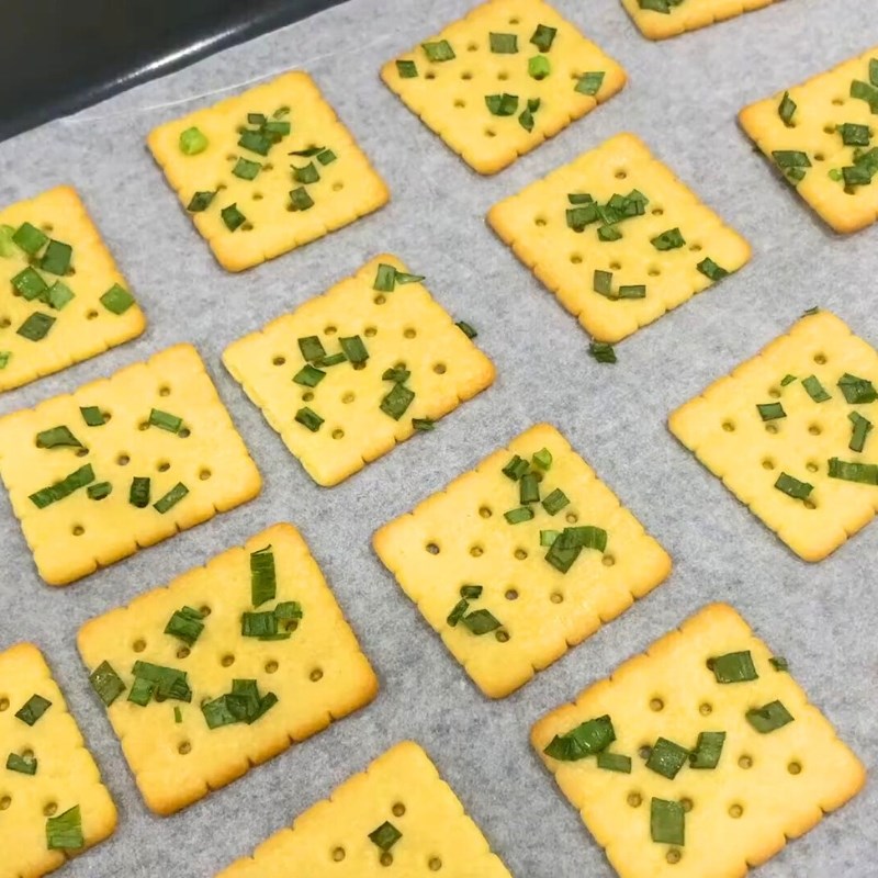 Bước 1 Sơ chế vỏ bánh quy hành lá Bánh hành phô mai