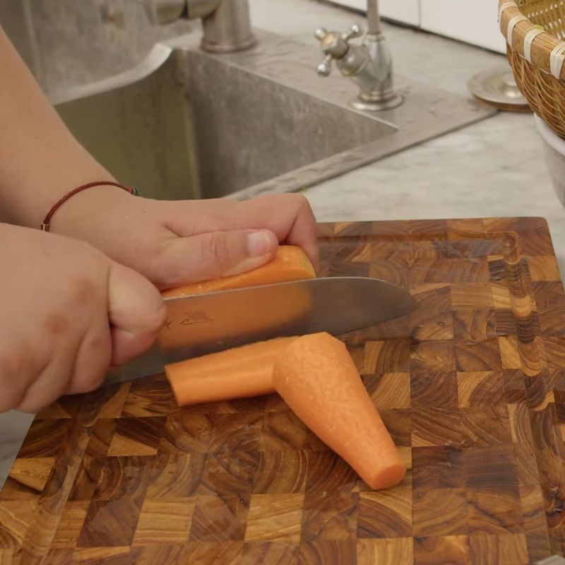 Bước 1 Sơ chế Cà rốt luộc