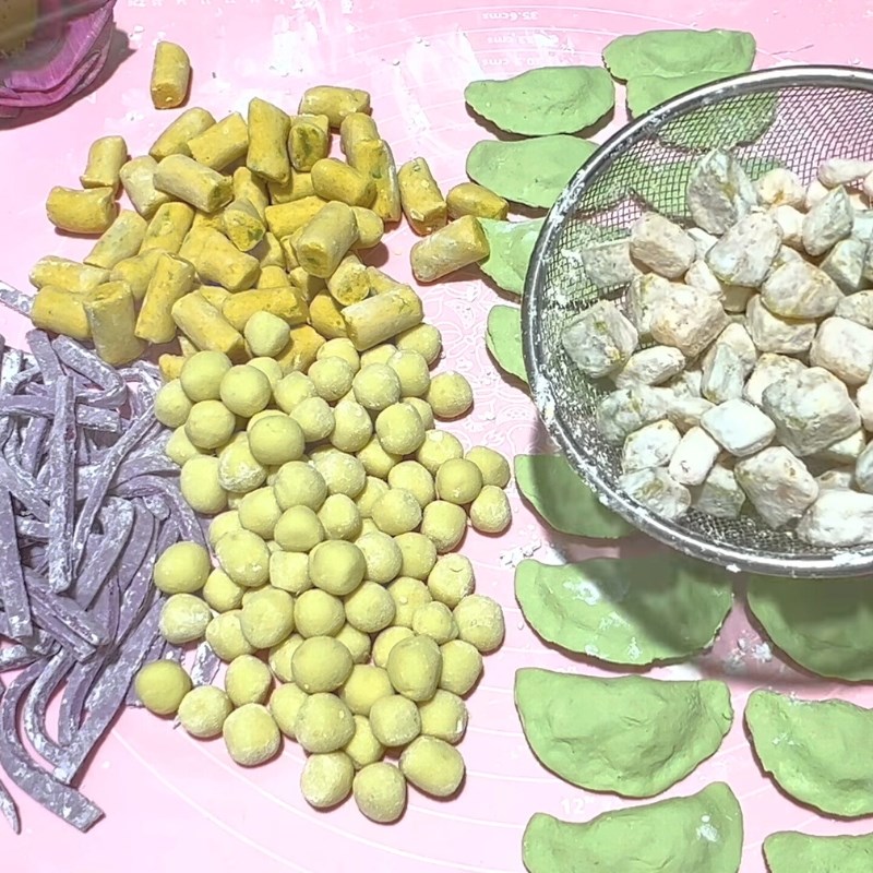 Bước 2 Tạo hình topping chè khoai dẻo Chè khoai dẻo thập cẩm