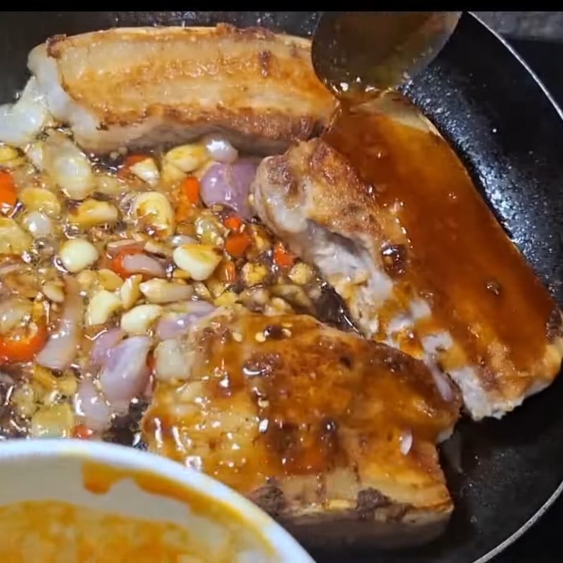 Bước 3 Thắng màu và khìa thịt Thịt thưng