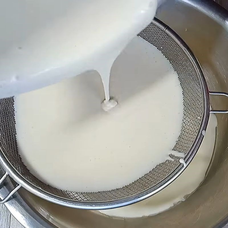 Bước 4 Thêm bột năng và lọc bột Bánh kẹp cuốn