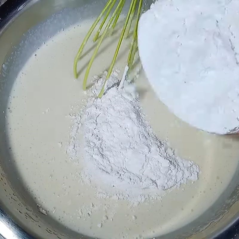 Bước 4 Thêm bột năng và lọc bột Bánh kẹp cuốn
