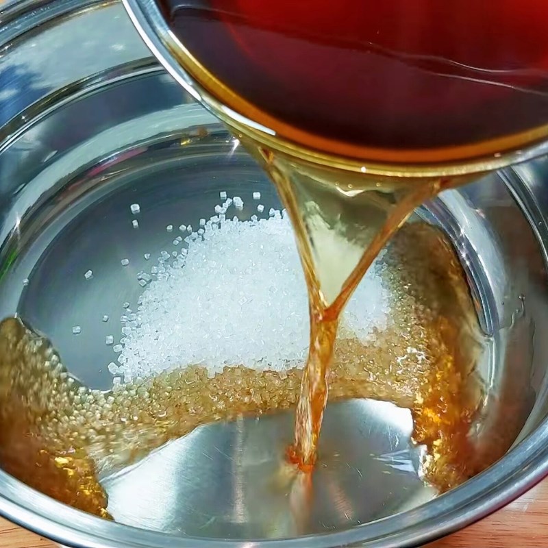 Bước 3 Thêm đường phèn và lọc trà Trà bí đao la hán quả