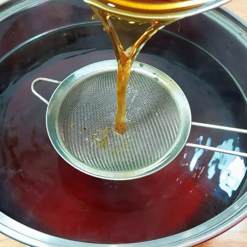 Bước 3 Thêm đường phèn và lọc trà Trà bí đao la hán quả