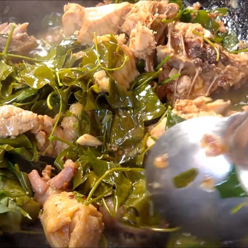 Bước 3 Thêm lá giang và hoàn thiện món ăn Gà xào lá giang