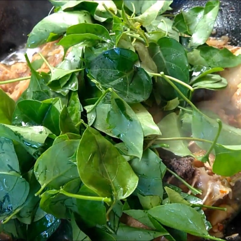 Bước 3 Thêm lá giang và hoàn thiện món ăn Gà xào lá giang