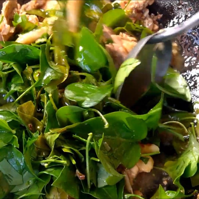 Bước 3 Thêm lá giang và hoàn thiện món ăn Gà xào lá giang