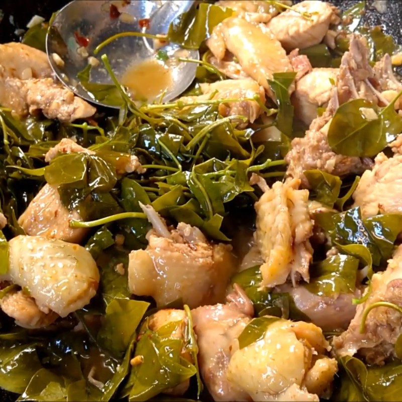 Bước 3 Thêm lá giang và hoàn thiện món ăn Gà xào lá giang