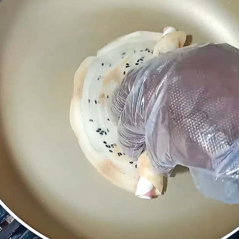 Bước 5 Trộn mè đen và nướng bánh kẹp cuốn Bánh kẹp cuốn