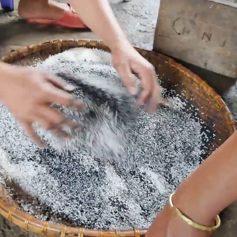 Bước 2 Trộn nếp với tro Bánh chưng đen