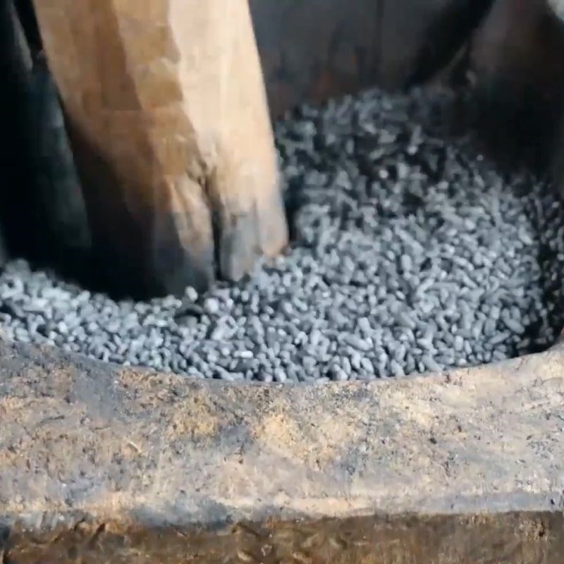 Bước 2 Trộn nếp với tro Bánh chưng đen