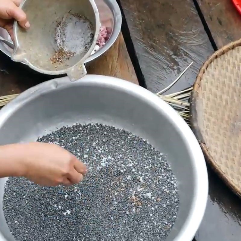 Bước 2 Trộn nếp với tro Bánh chưng đen