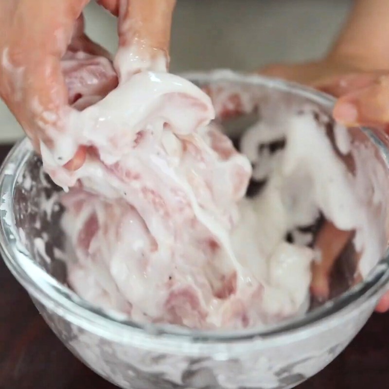Bước 3 Trộn thịt heo với bột chiên Thịt heo chiên giòn sốt chua ngọt Hàn Quốc