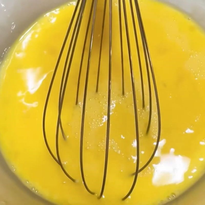 Bước 3 Trộn trứng và lọc hỗn hợp bánh flan Bánh flan Tây Ban Nha